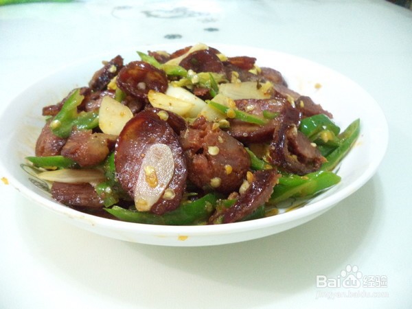 蒜片青椒香肠的步骤