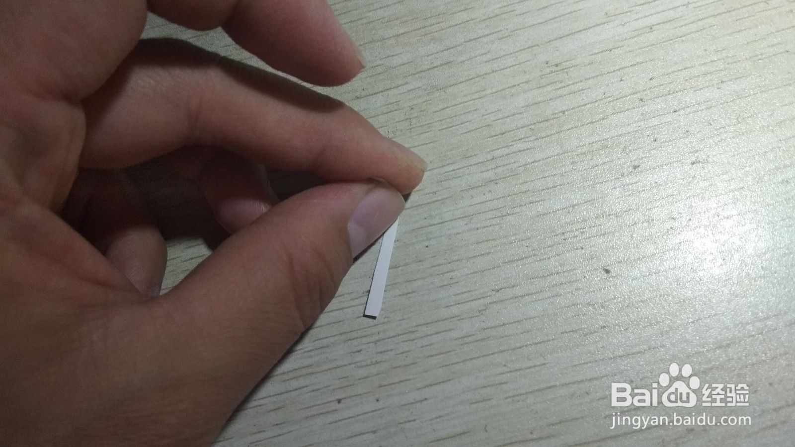 如何用细长的硬卡纸做有弧度的中性笔的支架