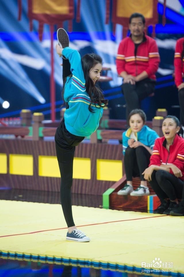 女星身体柔韧度比拼：她把刘亦菲宋茜都给碾压了