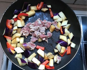 万紫千红小炒肉的做法