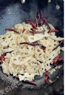 切、炝是这道菜的好吃秘笈--酸辣炝藕