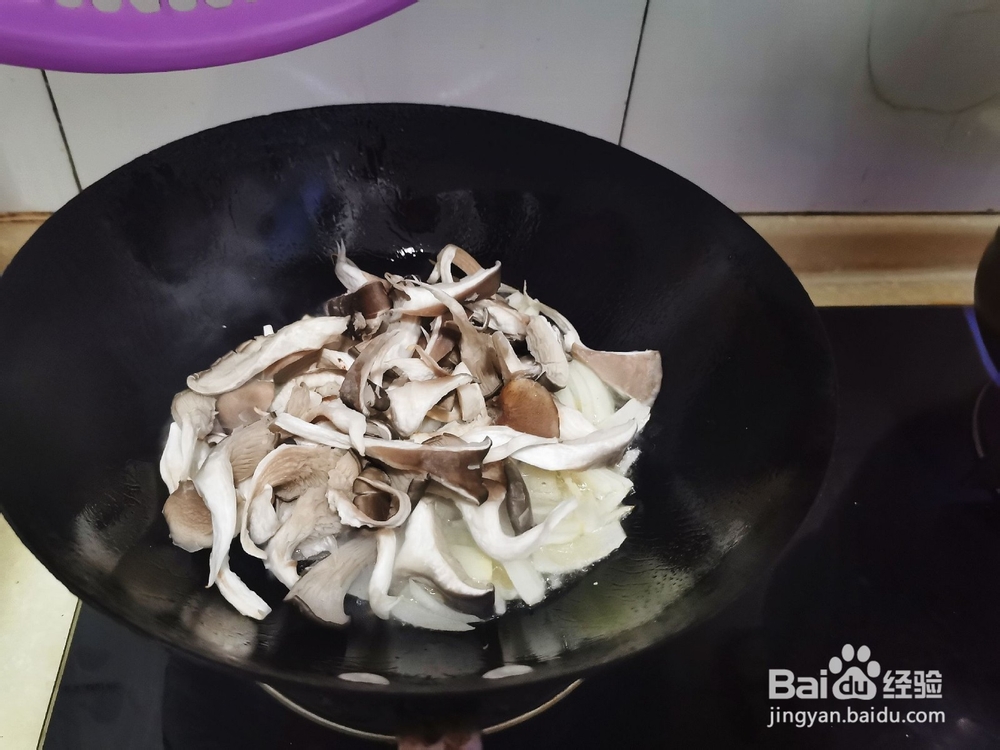 蘑菇炒西兰花的做法