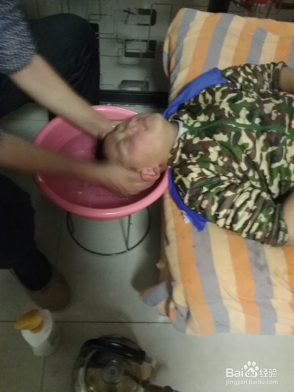 如何在家里给孩子舒服地洗头发