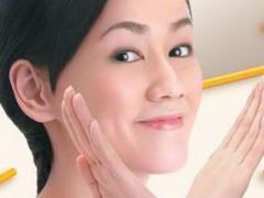 早晨醒来皮肤油腻睡前补水够了吗?