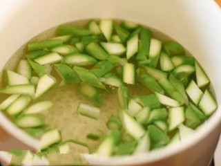 坚果芦笋虾仁怎么做？