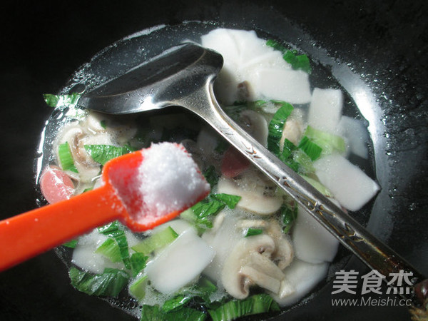 蘑菇青菜火腿肠年糕汤