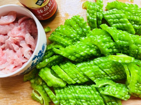 蚝油遇苦瓜肉片