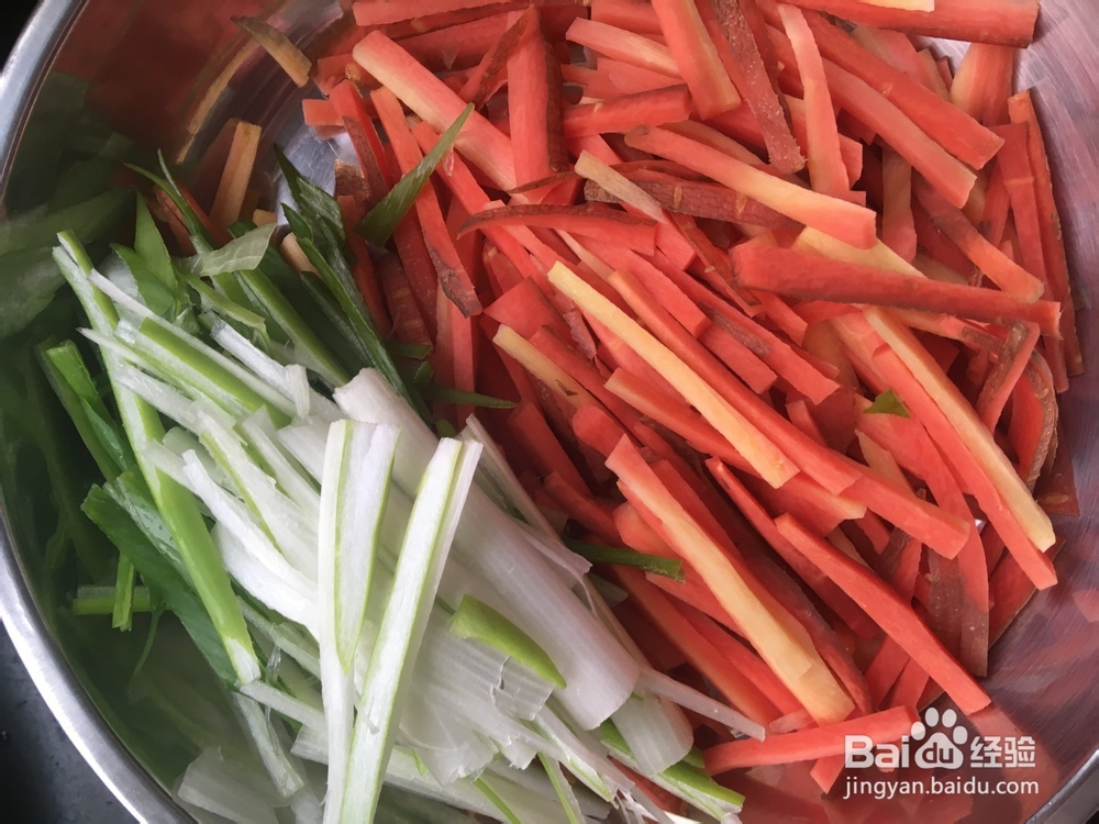 胡萝卜炒金针菇油泼挂面