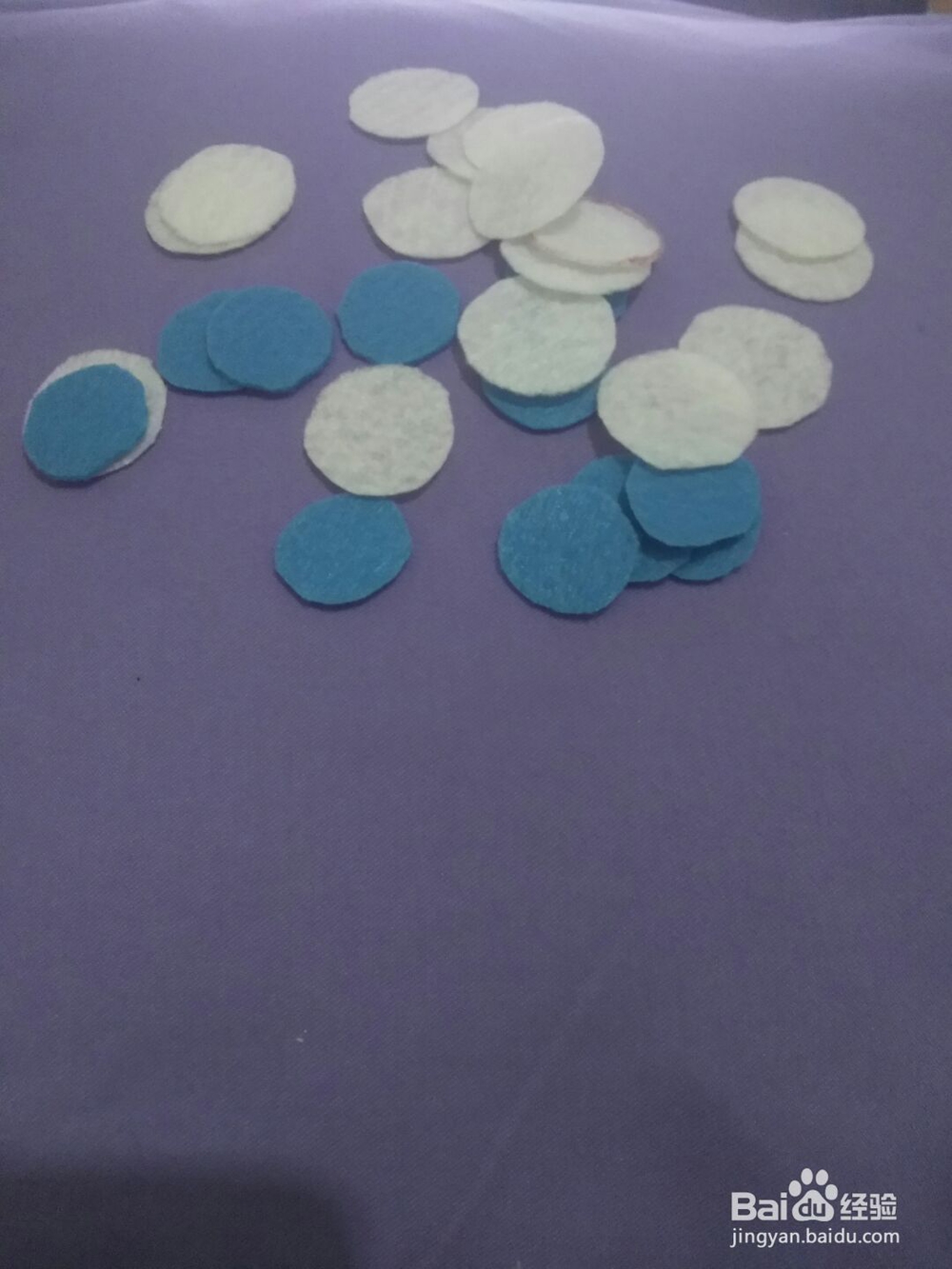 奶奶的巧手制作鲤鱼不织布笔袋