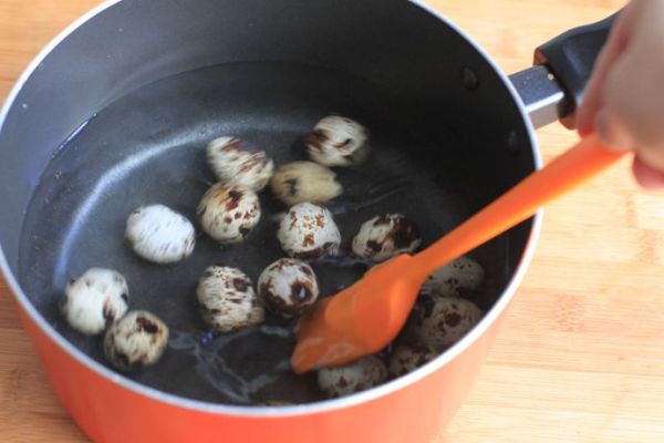 鱼子酱脆皮鹌鹑蛋吐司花杯
