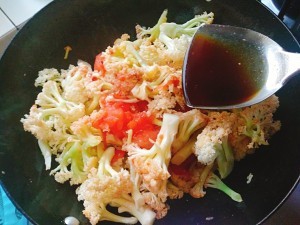 养生食补西红柿炒菜花的做法