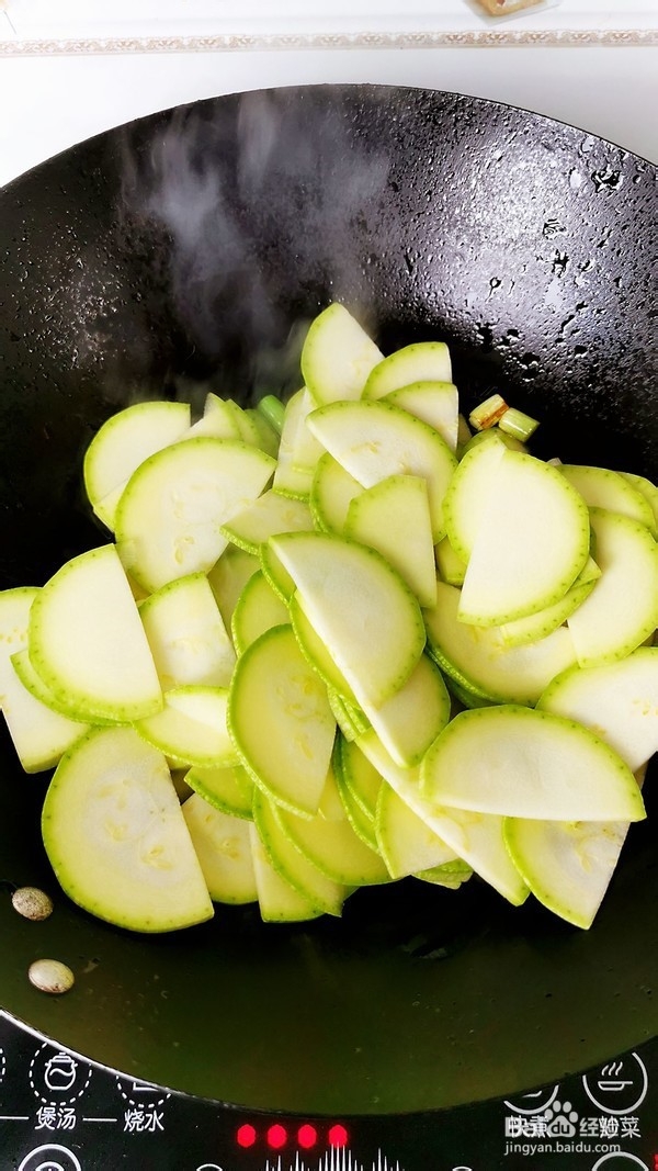 虾米的鲜味配上角瓜：角瓜炒虾米