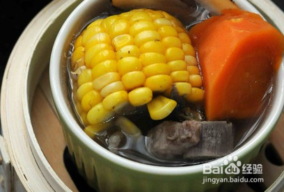 海底椰红萝卜玉米排骨汤