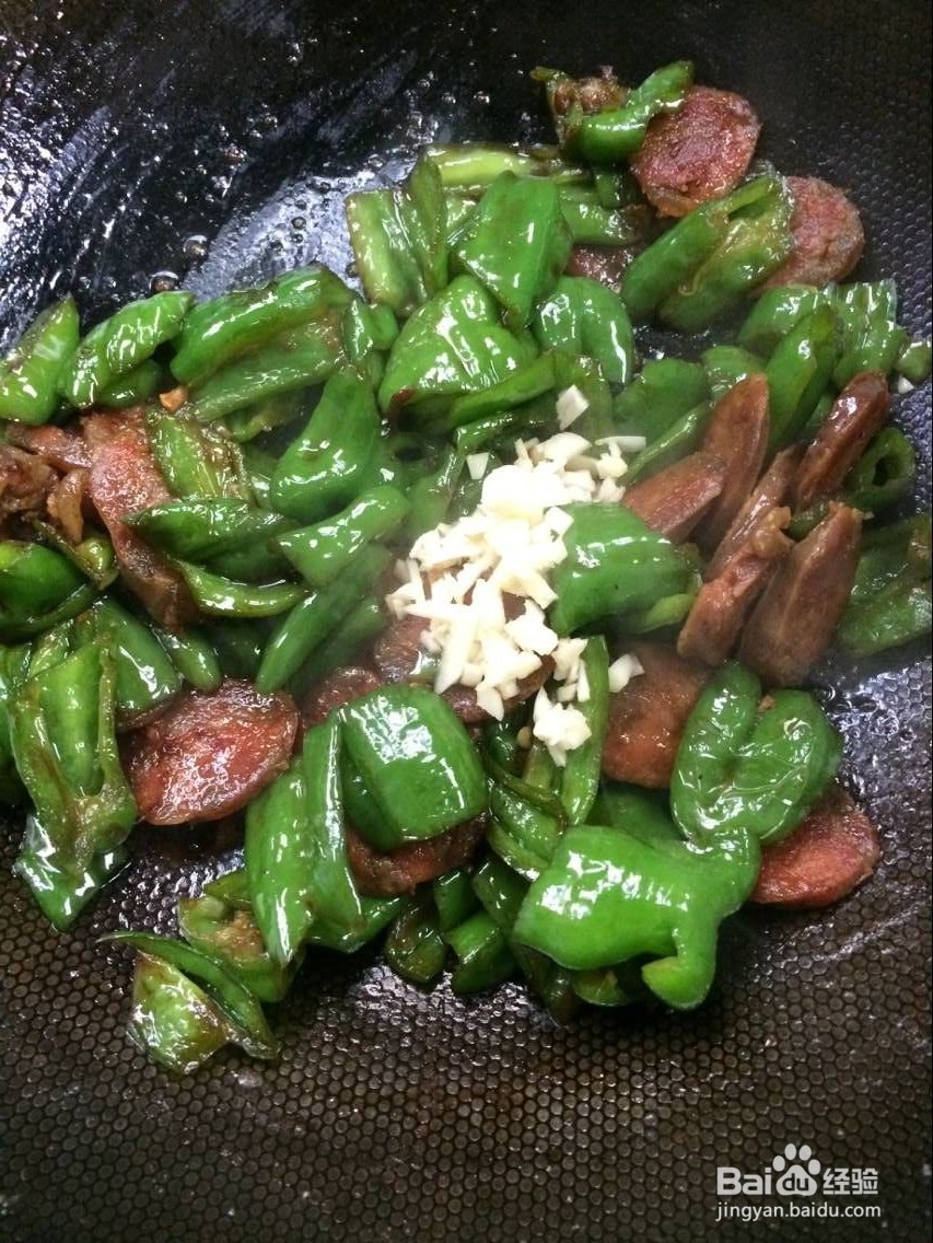 怎样炒简单好吃的青椒香肠