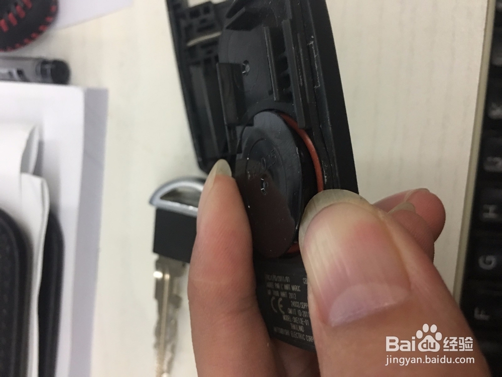 更换汽车摇控电池