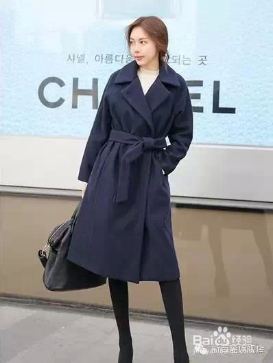 冬日大衣搭配打底袜打造女人味