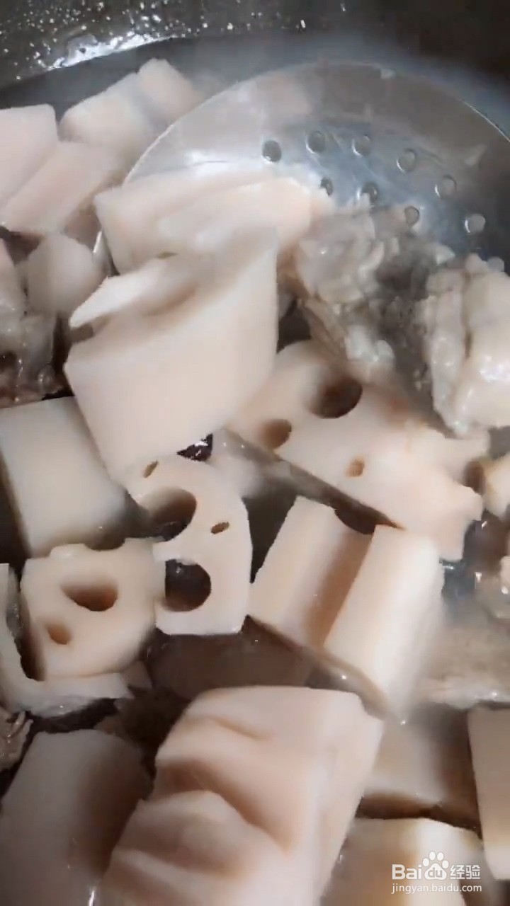 如何自制简单好喝的莲藕排骨汤