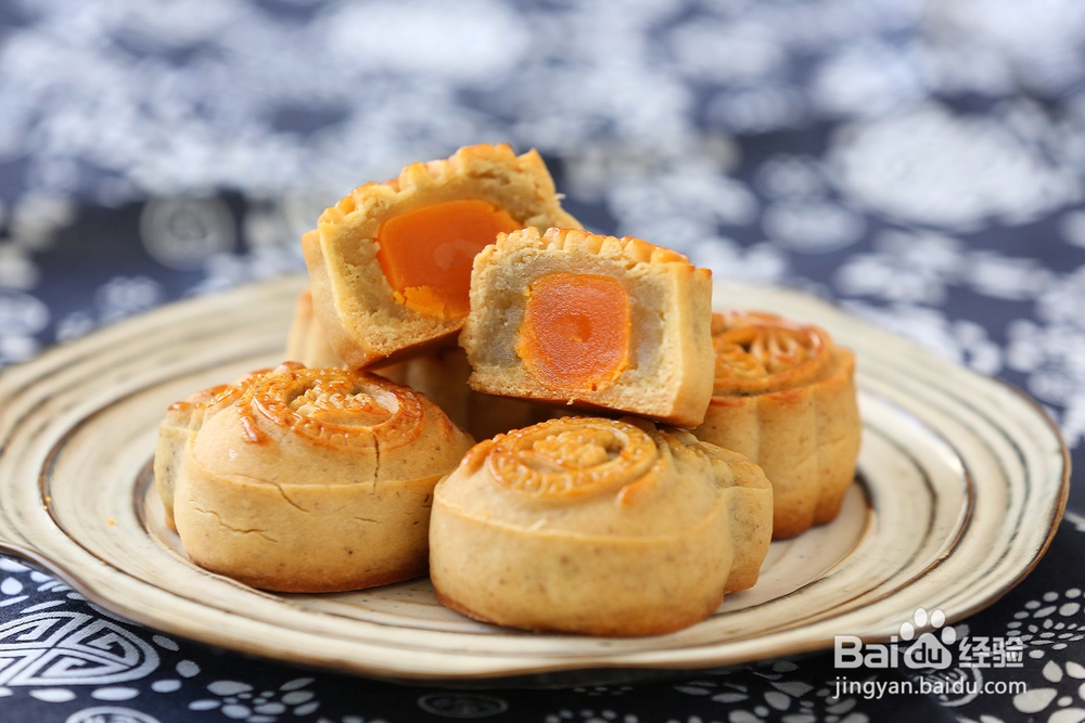 香浓的黑麦黑芝麻蛋黄月饼