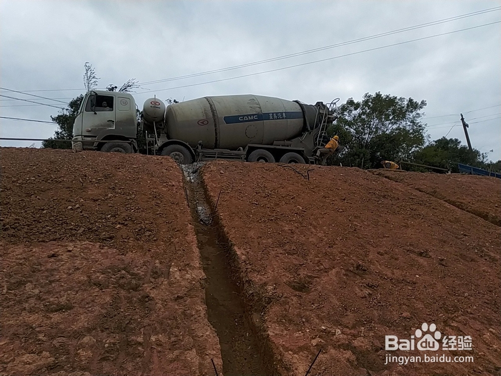 人字骨架襟边在灌注混凝土时的要求有哪些？