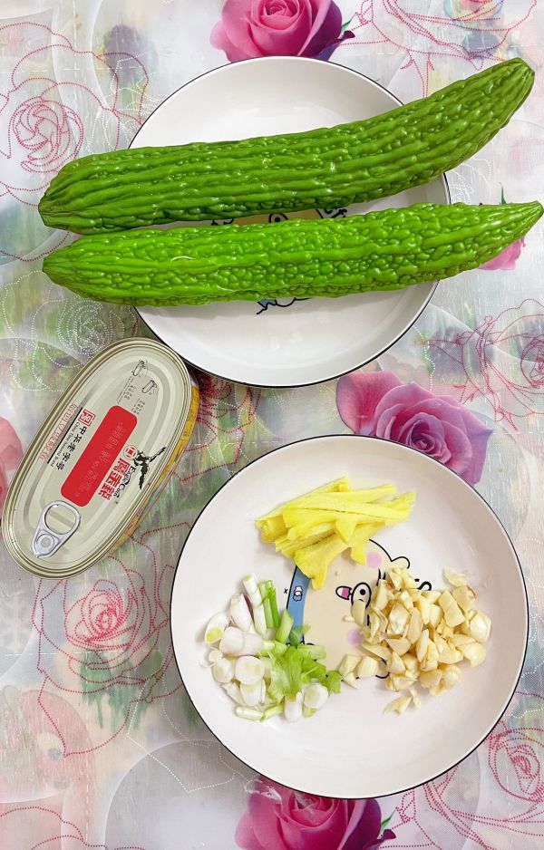 豆豉鲮鱼炒苦瓜