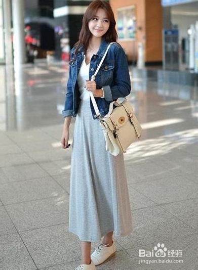 秋季女神穿衣搭配：牛仔外套配长裙美翻天