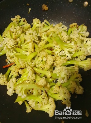 怎样制作干煸菜花这道美食？