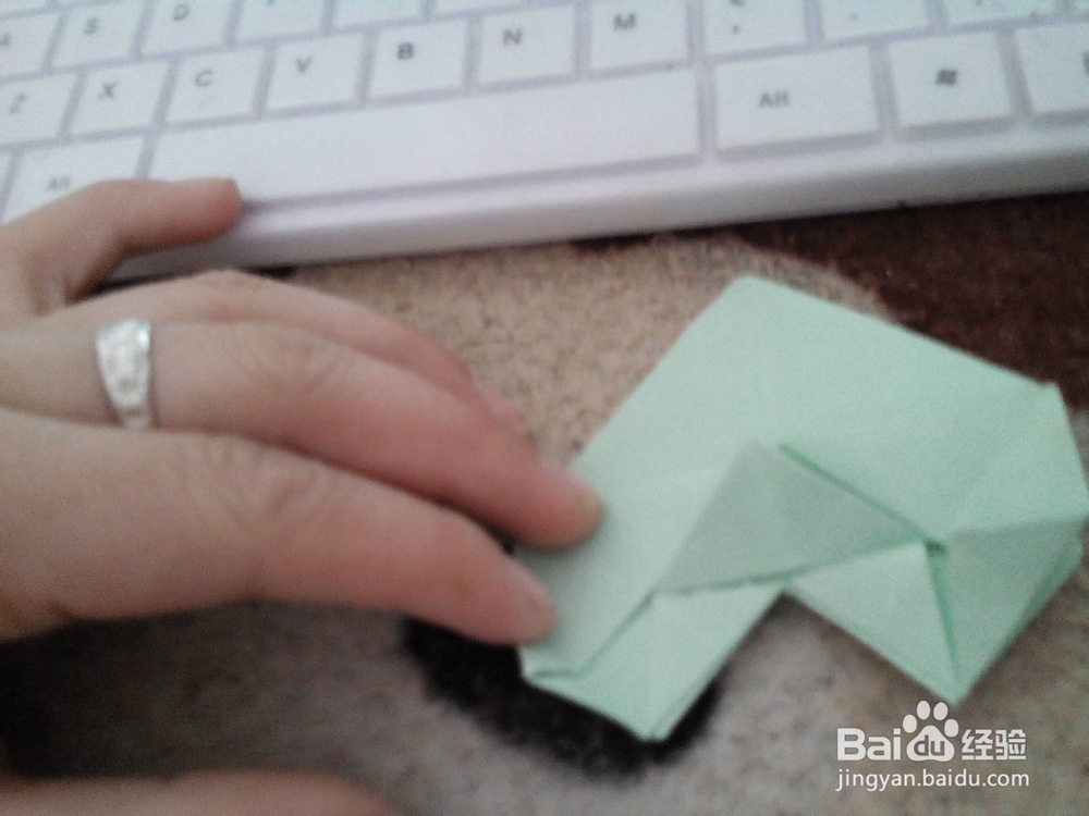 怎样用彩纸折漂亮的心形