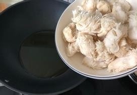 玉米笋香菇烩猴头菇的做法