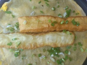天津卫早餐～煎饼果子的做法