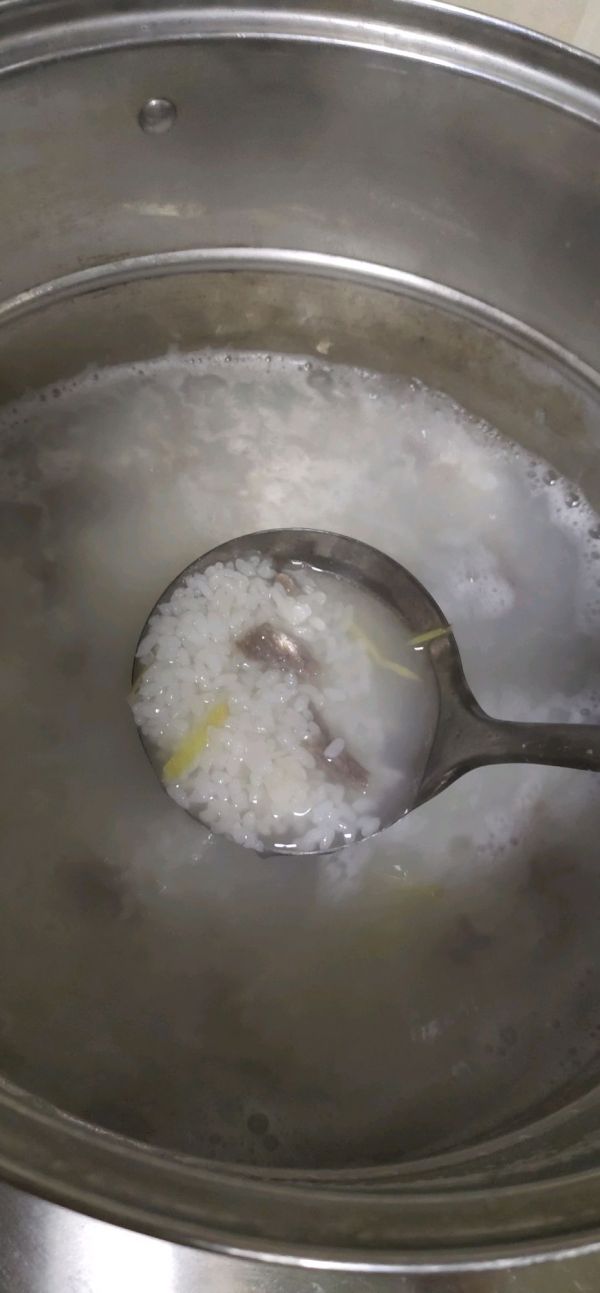 青菜瘦肉皮蛋粥