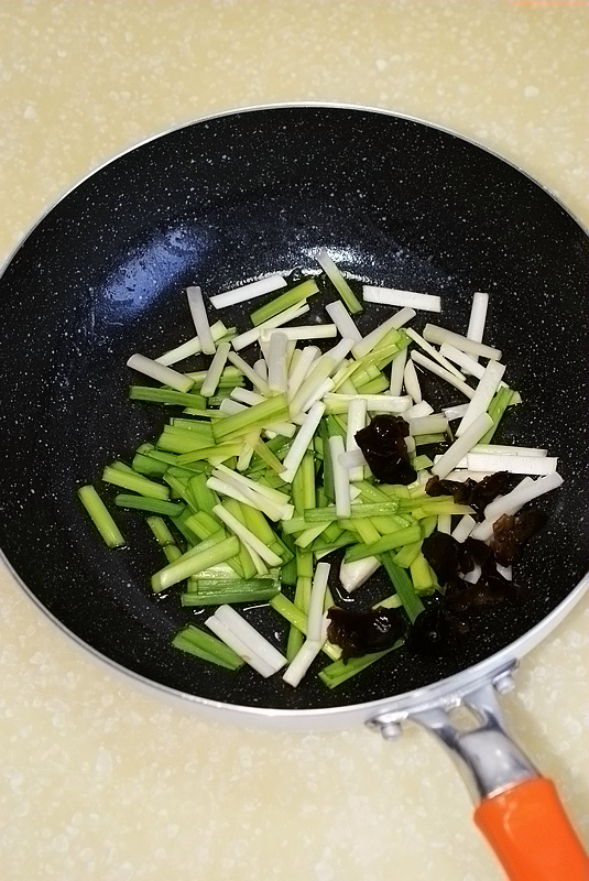 韭黄炒虾爬子肉