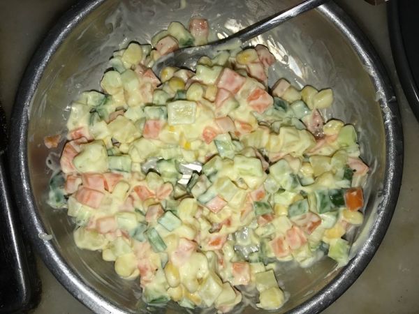 蔬菜沙拉和牛油果益力多
