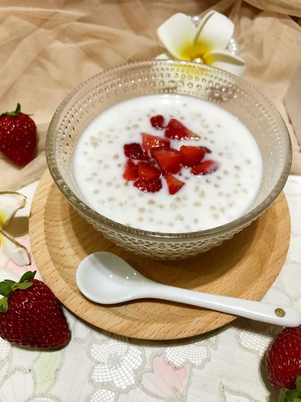 草莓椰奶西米露