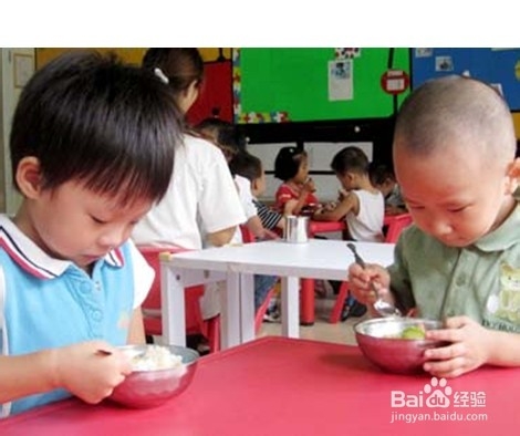 怎么培养孩子独立吃饭的能力？