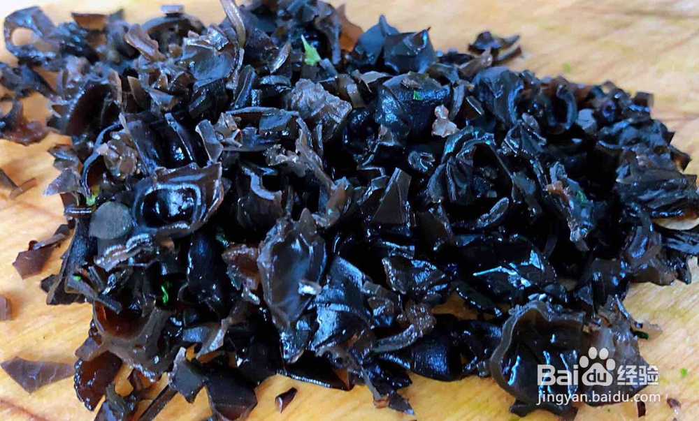 制作腊肠芹菜蛋炒饭