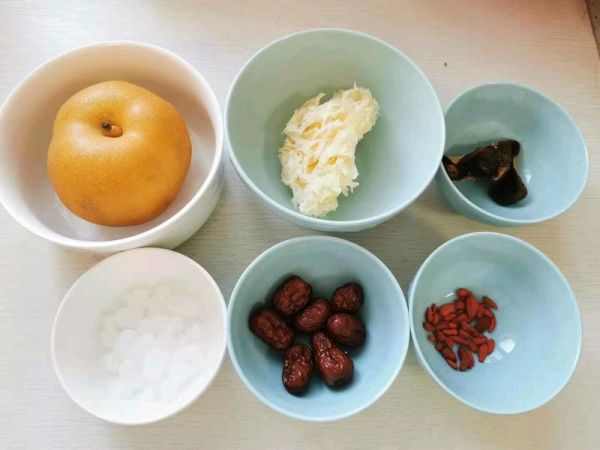 红枣银耳炖雪梨