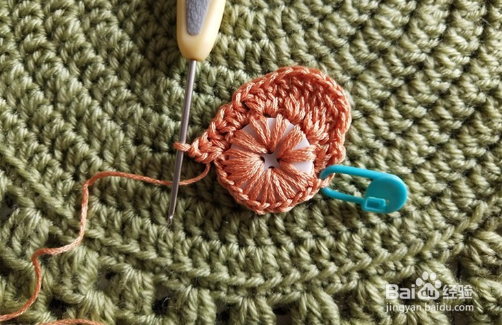 毛线装饰钮扣心形的钩编方法