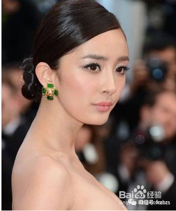 女乒冠军王楠盛装出席活动,翡翠成为红毯必备神器