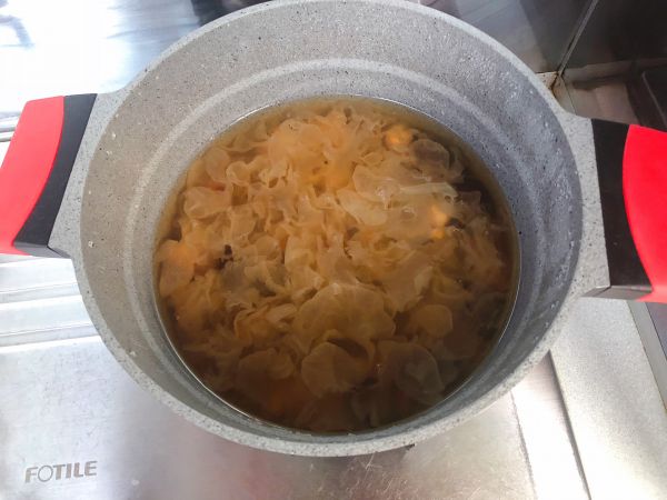 银耳莲子百合汤