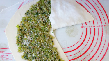 猪肉芹菜千层馅饼的制作方法