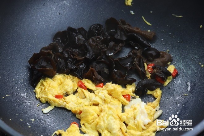鸡蛋木耳这么做，素菜比肉菜还好吃