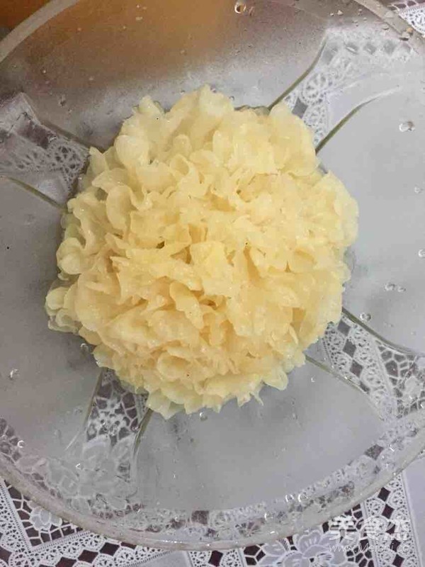 银耳雪梨红枣甜汤