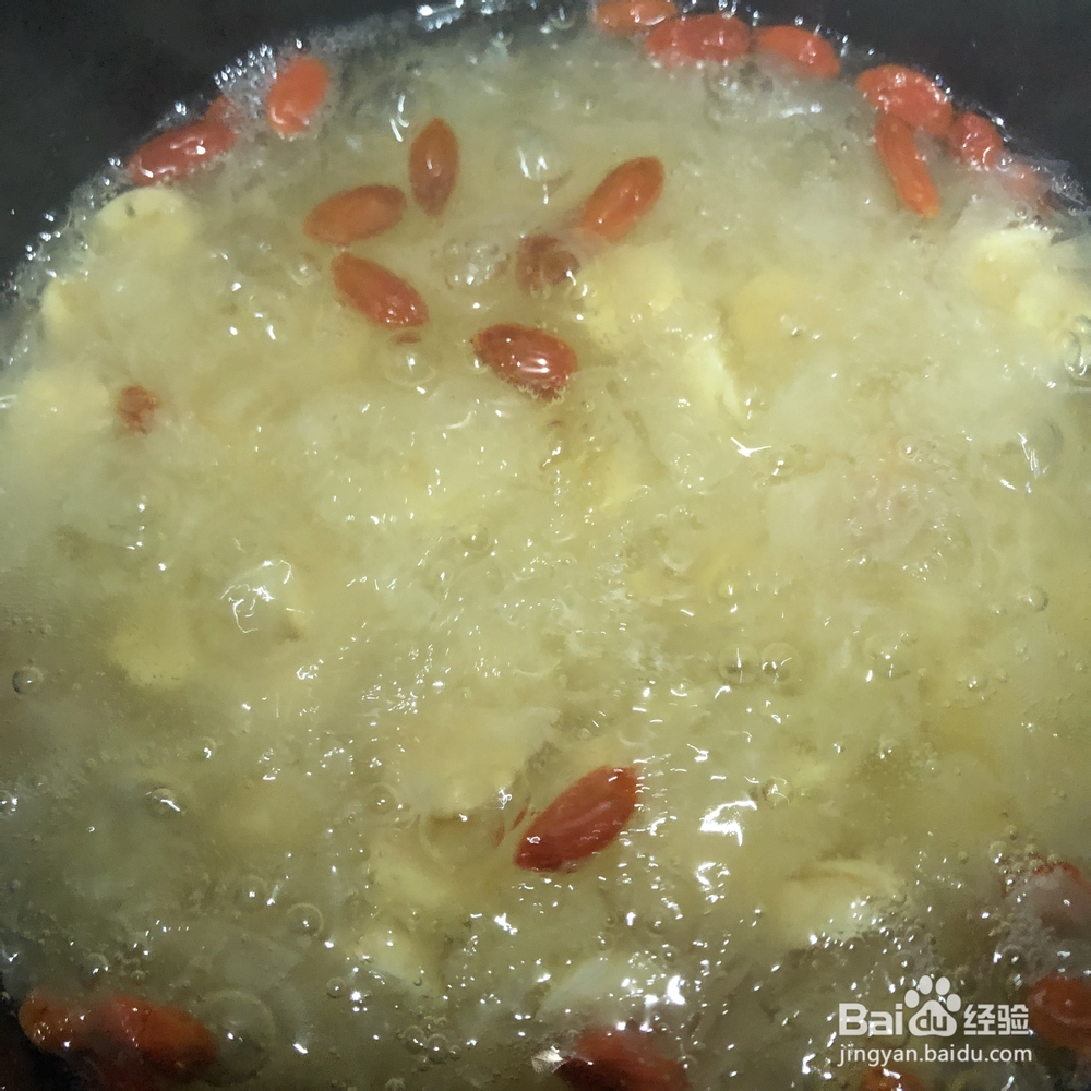 姨妈给我做银耳莲子枸杞糖水