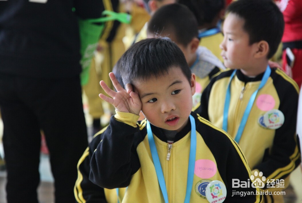 宝宝胆小,害怕生人,父母该如何引导