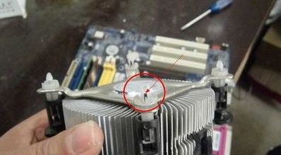 怎样拆下电脑CPU风扇