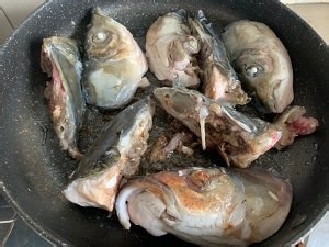 香喷喷哒沙姜豆腐炆鱼头的做法