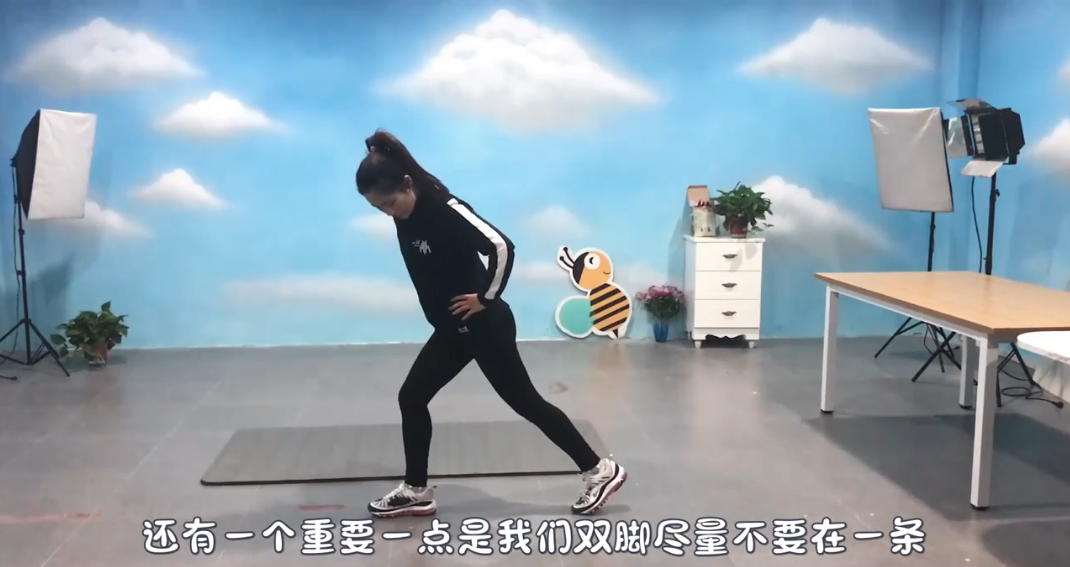 如何练习箭步蹲？