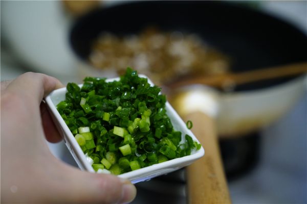 肉丁榨辣椒盖饭