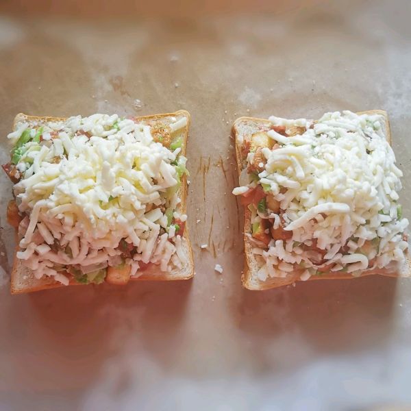 培根蔬菜吐司披萨