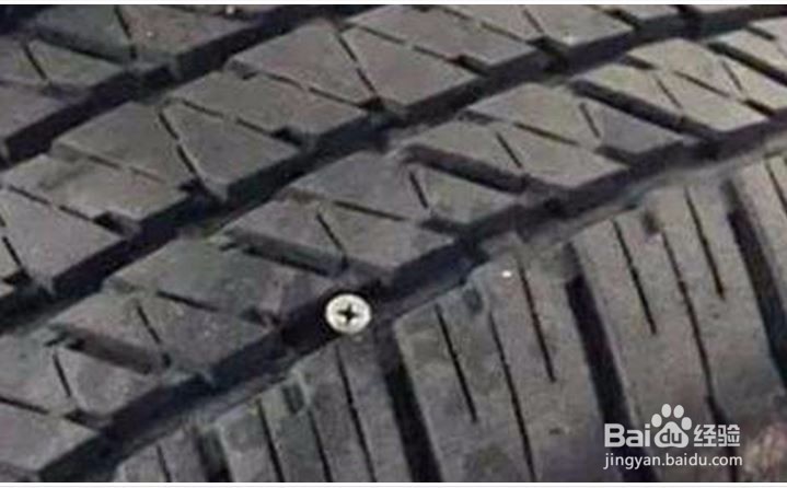 汽车车胎被钉子扎破怎么办